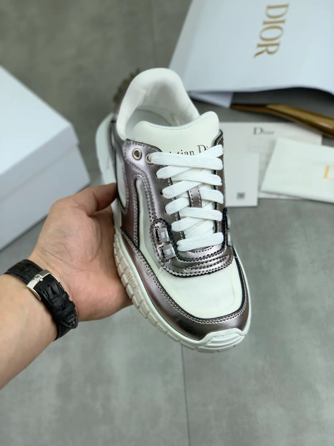 Men's men's shoes P520 new Dior Tech sneakers 2026 early spring series new products, with fashionable details, highlighting retro aesthetics. The light beige anti-suede cow leather upper is spliced ​​with apricot transparent mesh fabric on the side. The upper window edge is adhered with high-frequency flat ironing and back-pressure. It replicates the original craftsmanship, making it beautiful and comfortable without falling off. The interior is made of sheep lining of the same color, which is soft and comfortable. The heel and tongue are embellished with the Paris logo. The textured TPU soles with the same color logo. The high-end version is exquisitely packaged, adding a high-end style.  Code number: 35-46